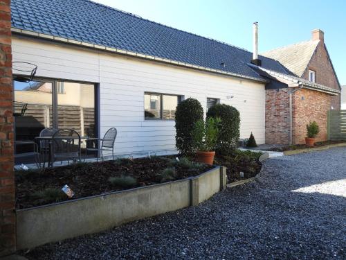 a house with a garden in front of it at Herselt Garden Shed Retreat in Herselt