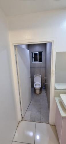 スバにあるBright & Spacious 3BR & Poolのトイレと洗面台のある小さなバスルーム