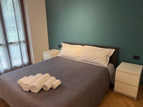 a bed with three rolled towels on top of it at Al Ponte delle Streghe - Wi-fi gratuito in Villa Guardia