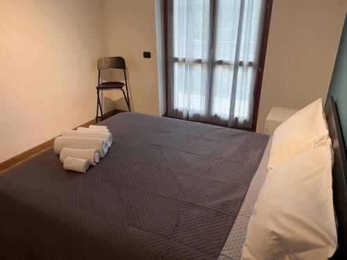 a bedroom with a bed with towels on it at Al Ponte delle Streghe - Wi-fi gratuito in Villa Guardia