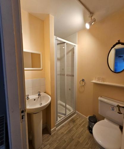 Ένα μπάνιο στο Homesly Guest Rooms, Comfortable En-suite Guest Rooms with Free Parking and Self Check-in
