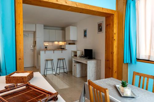 a kitchen and living room with a table and chairs at Studio chaleureux, centre de Mougins in Mougins