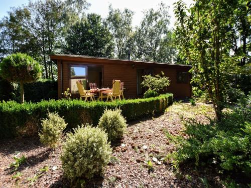 Taman di luar Chalet in Garderen with Fenced Garden