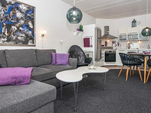 Dapur atau dapur kecil di 4 person holiday home in Fanø