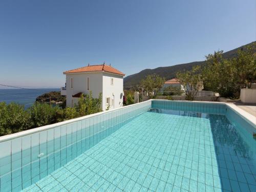 una piscina con vistas a una casa en Villa in Samos near Aghia Paraskevi Beach, en Agía Paraskeví