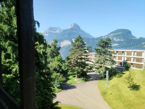 a view of a building with mountains in the background at B&B Hotel Mattli Übernachtung Frühstück in Morschach