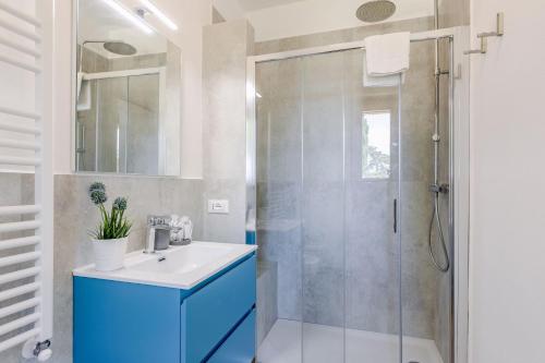 un bagno con un lavandino blu e una doccia di Italian Experience-Il Pino Apartment a San Venanzo