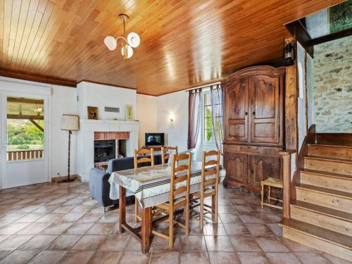 ein Esszimmer mit einem Tisch und einem Klavier in der Unterkunft Rustic Retreat for Families in Villefranche-du-Périgord