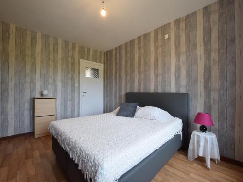 Ένα ή περισσότερα κρεβάτια σε δωμάτιο στο Peaceful Ardennes retreat
