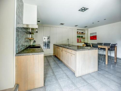 Una cocina o zona de cocina en Apartment in Weelde with swimming pool