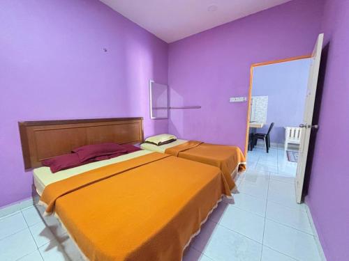 Ένα ή περισσότερα κρεβάτια σε δωμάτιο στο safia homestay langkawi