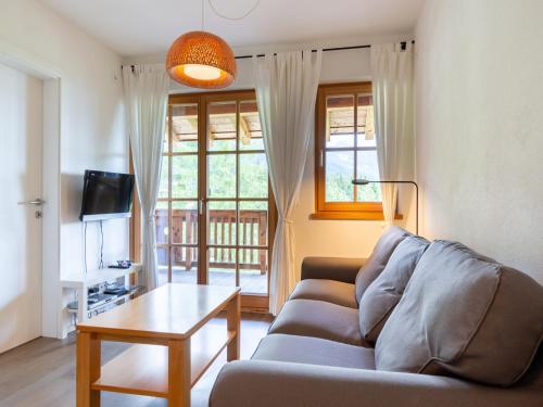 ein Wohnzimmer mit Couch und Tisch in der Unterkunft Apartment in Mittersill near Ski Bus & Slopes in Hollersbach im Pinzgau