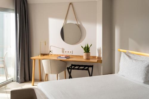 a bedroom with a desk with a bed and a mirror at INNSiDE by Meliá Alicante Porta Maris in Alicante