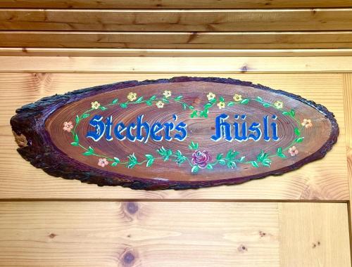 Stecher's Hüsliに飾ってある許可証、賞状、看板またはその他の書類
