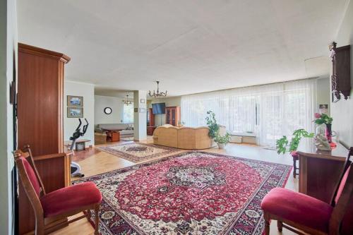 Comfortable holiday home, Swinoujscie في سفينويتشي: غرفة معيشة كبيرة مع سجادة حمراء كبيرة