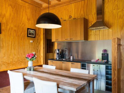 Η κουζίνα ή μικρή κουζίνα στο Cottage in Dwingelderveld with Scenic Views