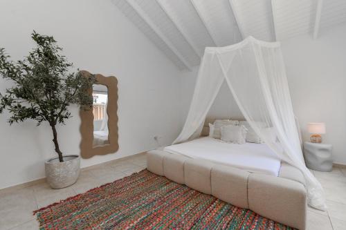 Ένα ή περισσότερα κρεβάτια σε δωμάτιο στο Moderne Studio Palm dichtbij de zee met zwembad