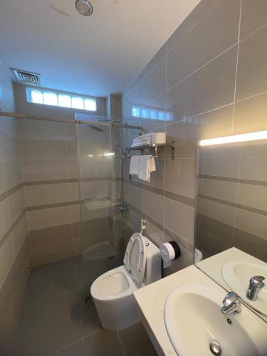 a small bathroom with a toilet and a sink at My Dream Hotel in Vung Tau