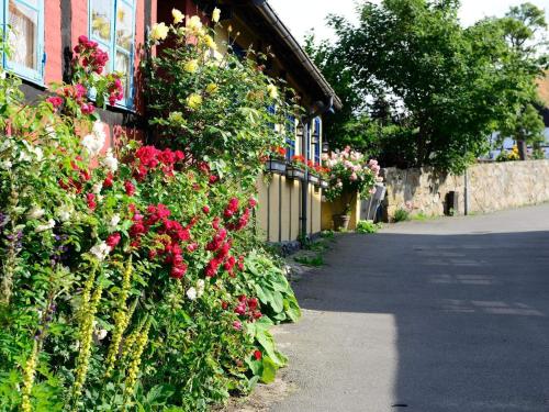 a building with flowers on the side of it at Storløkke Holiday Park in Allinge