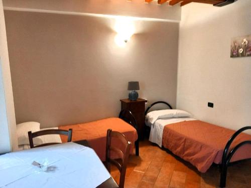 a room with two beds and a table and chairs at Cosy apartment with bubble bath in Perugia