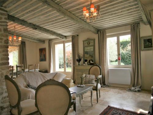 una sala de estar con un sofá y sillas en Mas in Eygalières with Heated Pool, en Eygalières