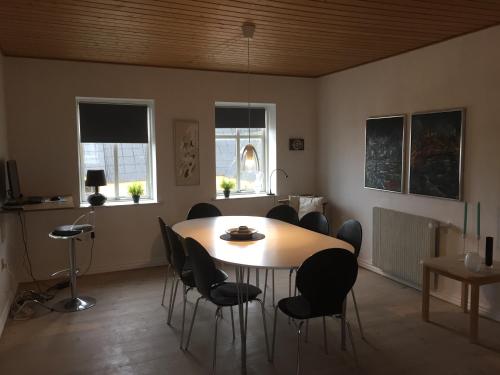 Havndal的住宿－Kondrupgaard，一间带桌椅的用餐室