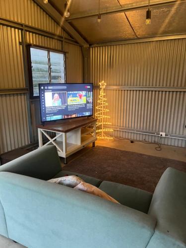 Una televisión o centro de entretenimiento en Somerby House! premium CBD escape, pets welcome