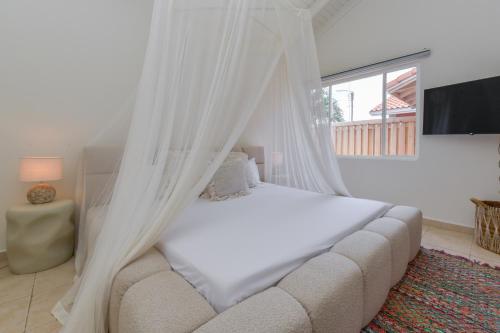 Ένα ή περισσότερα κρεβάτια σε δωμάτιο στο Moderne Studio Palm dichtbij de zee met zwembad