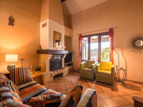 CébazanにあるCharming French Villa with Poolの2つのソファと暖炉のあるリビングルーム