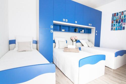 ミラノにあるAlessia's Flat - Venezianoの青い壁のドミトリールーム ベッド2台