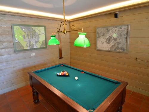 Meja biliard di Luxury Stay with Sauna