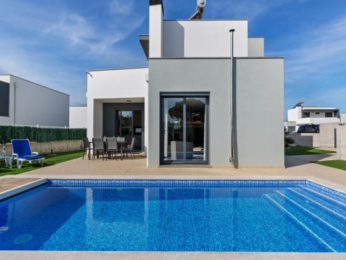 una piscina di fronte a una villa di Villa near Obidos Lagoon and Surf Beaches a Foz do Arelho