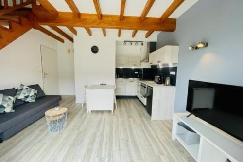 Galeriebild der Unterkunft Bright apt with nice balcony - near beach in La Rochelle