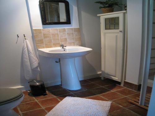 Ένα μπάνιο στο Holiday Home in Ceaucé near Mont Saint Michel