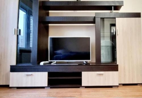 a flat screen tv sitting on a stand in a room at Apartment Второй этаж, метро Позняки in Kyiv