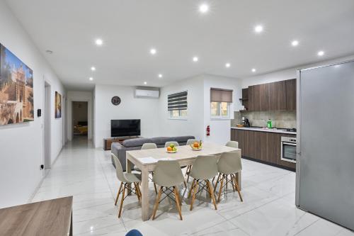 Il-Girna- Modern Seaside Accommodationにあるキッチンまたは簡易キッチン