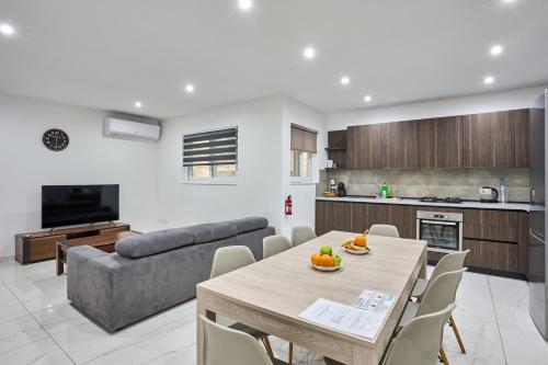 Il-Girna- Modern Seaside Accommodationにあるキッチンまたは簡易キッチン
