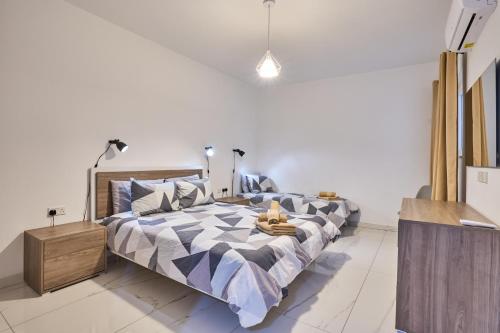 Il-Girna- Modern Seaside Accommodationにあるベッド