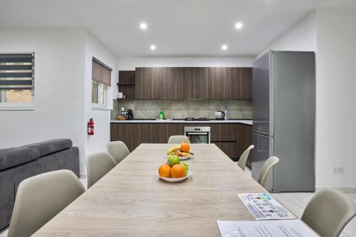 Il-Girna- Modern Seaside Accommodationにあるキッチンまたは簡易キッチン
