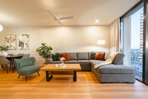 Un lugar para sentarse en Lux 24th floor 2br 2bath, Infinity pool, Gym, Wifi