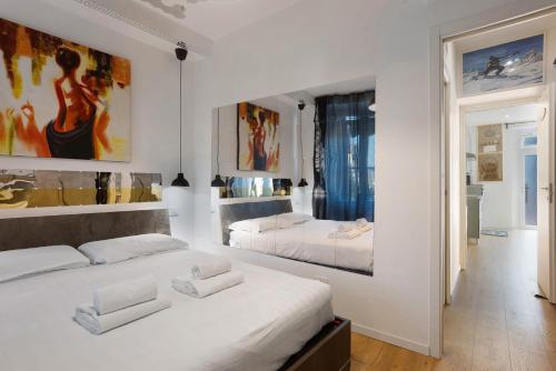 Un dormitorio con dos camas y un cuadro en la pared. en New One Crescenzago, en Milán