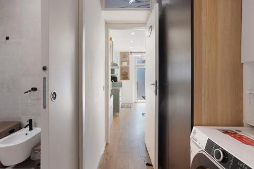 Una cocina con fregadero y puerta a una habitación. en New One Crescenzago, en Milán