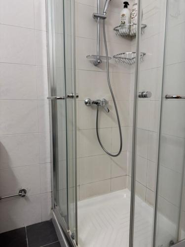Un baño de Charm Flat in the heart of the City Center - Balcony & view