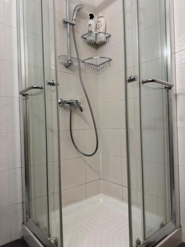Un baño de Charm Flat in the heart of the City Center - Balcony & view