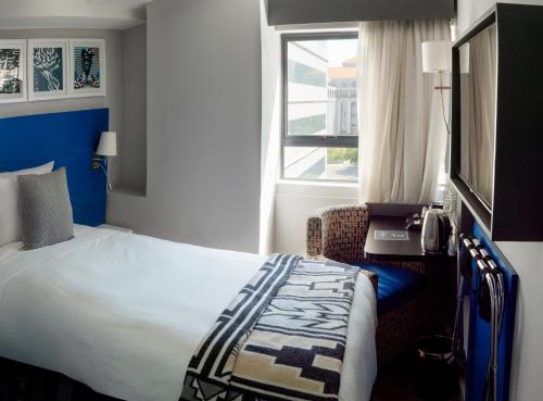 Postel nebo postele na pokoji v ubytování ONOMO Hotel Johannesburg Sandton