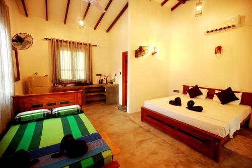 Ένα ή περισσότερα κρεβάτια σε δωμάτιο στο Lovers Gem Villa Hiriketiya
