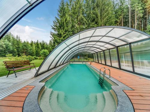 Bazén v ubytování Forest Retreat in Jägersgrün nebo v jeho okolí