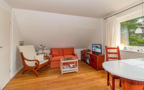 a living room with a couch and a table at Strandmatte in Böhl