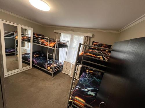 Katil atau katil-katil dalam bilik di Happy Haven Lodge I Shared Rooms