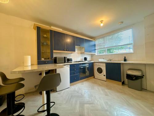 Kuchyň nebo kuchyňský kout v ubytování Stylish 4BR Home Close to A45 & NEC Venue